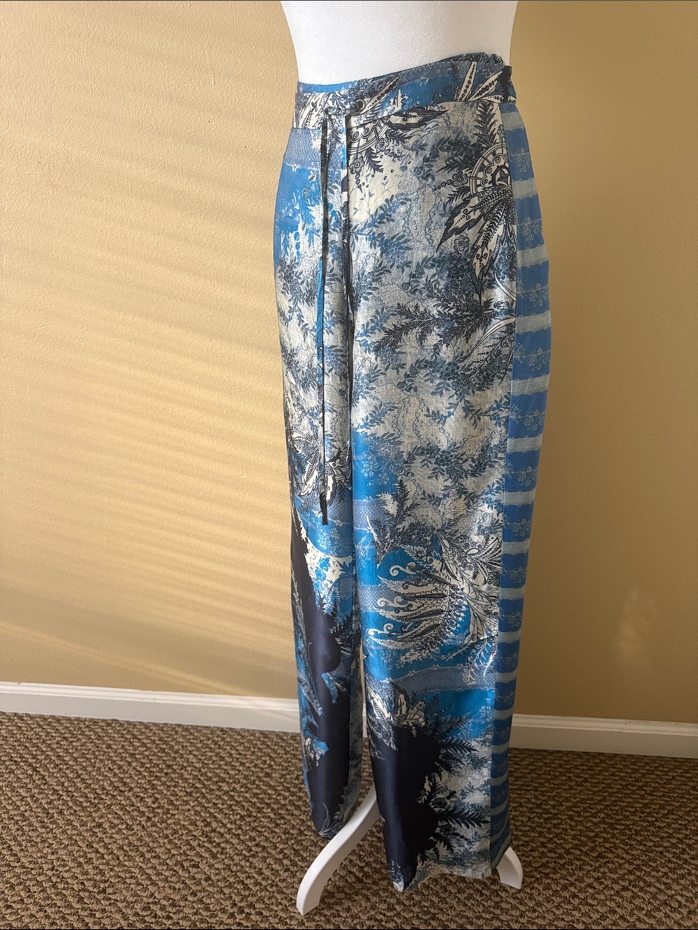 Elie Tahari Blue and White Printed Wrap-Front Maxi Pants 100% Silk Size S - Picture 3 of 10